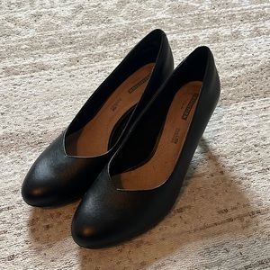 Clarks never worn cushion soft heels